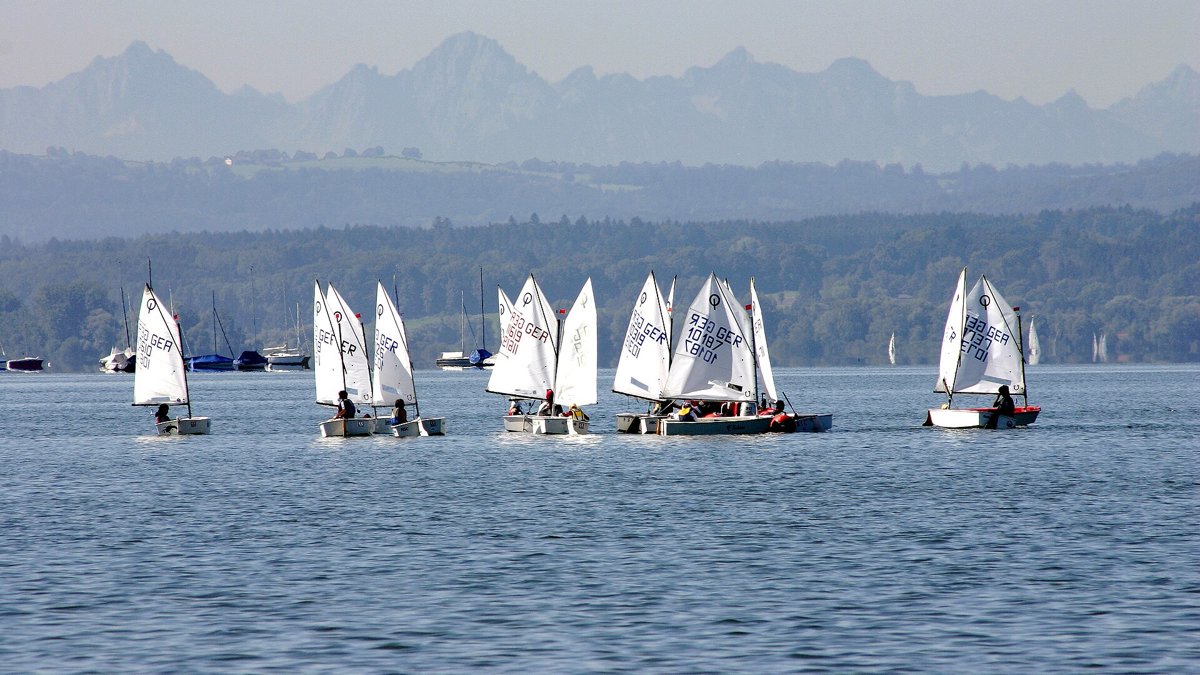Segelboote auf dem Ammersee vor Alpenkulisse