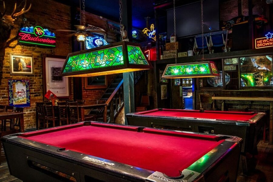 Billardtische mit Lampen in einer Bar