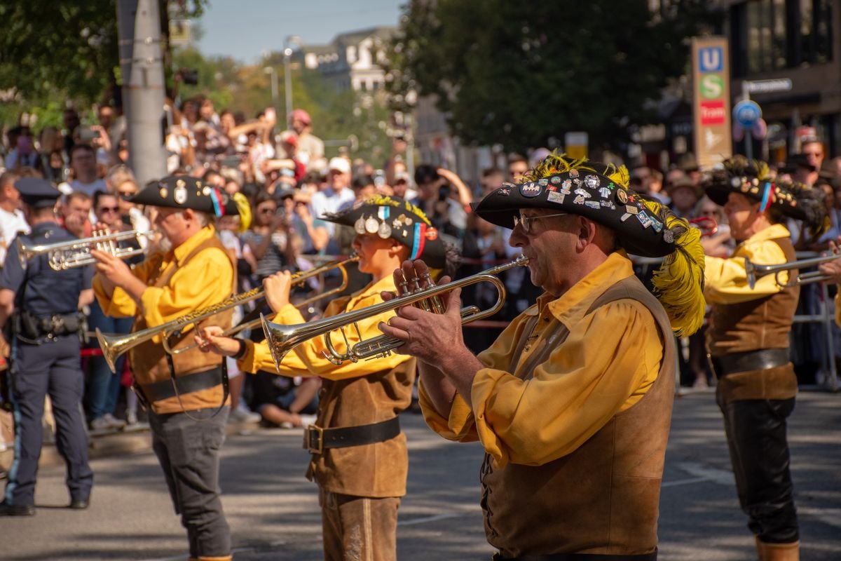 Musiker in Tracht spielen Posaune bei einem Fest in Bayern