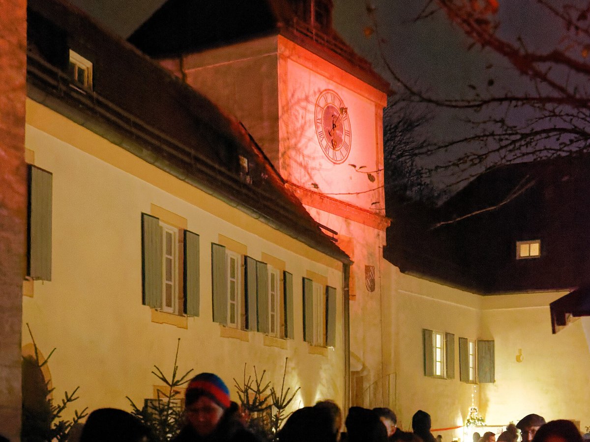 Weihnachtsmarkt im Hof von Schloss Blutenburg