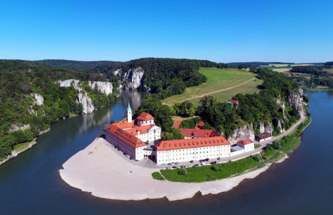 Luftbild von Kloster Weltenburg am Donaudurchbruch