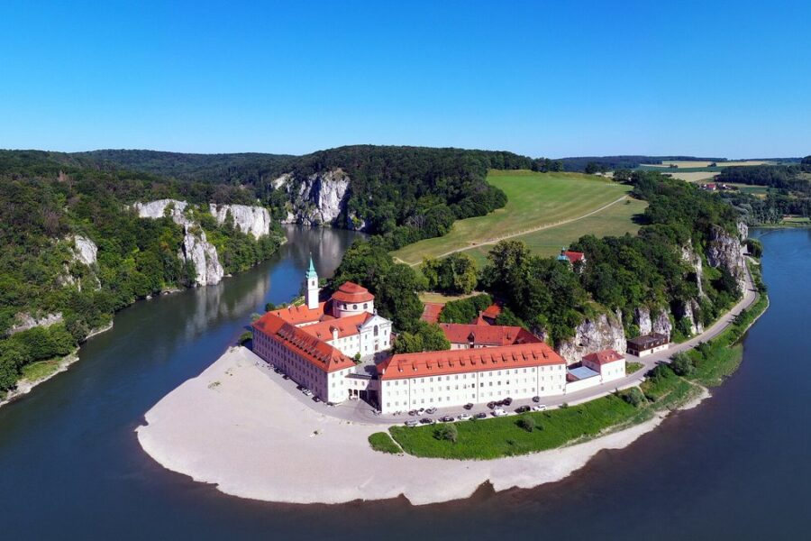 Luftbild von Kloster Weltenburg am Donaudurchbruch