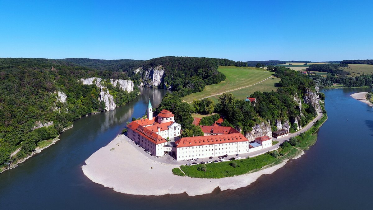 Luftbild von Kloster Weltenburg am Donaudurchbruch