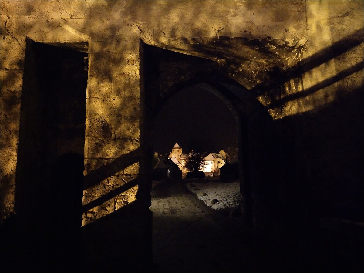 Georgstor der Burg Burghausen in einer Winternacht
