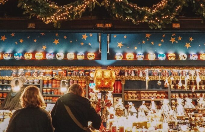 Beleuchteter Kerzenstand auf einem Christkindlmarkt in Oberbayern