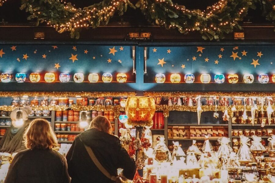 Beleuchteter Kerzenstand auf einem Christkindlmarkt in Oberbayern