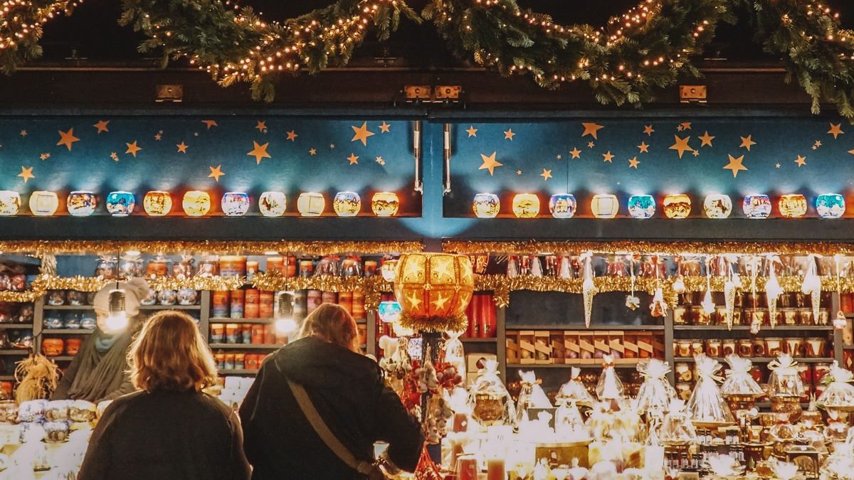 Beleuchteter Kerzenstand auf einem Christkindlmarkt in Oberbayern