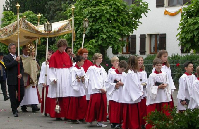 Fronleichnamsprozession mit Ministranten