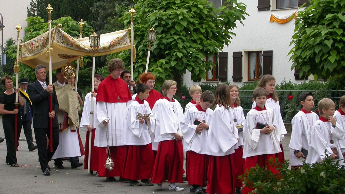 Fronleichnamsprozession mit Ministranten
