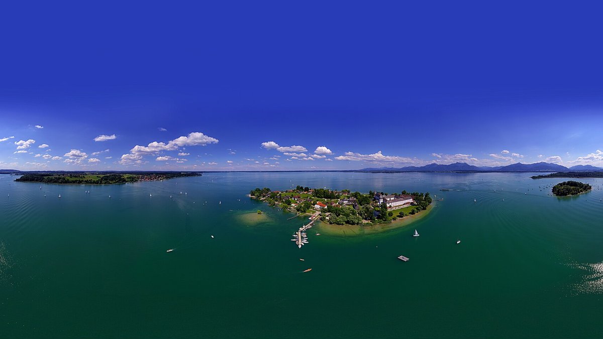 Luftbildpanorama der Fraueninsel im Chiemsee