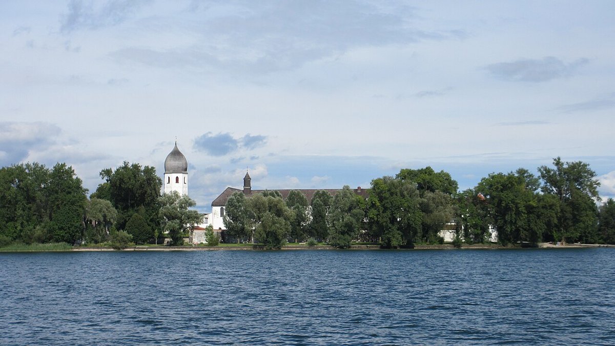 Fraueninsel im Chiemsee mit Kloster Frauenwörth und Glockenturm