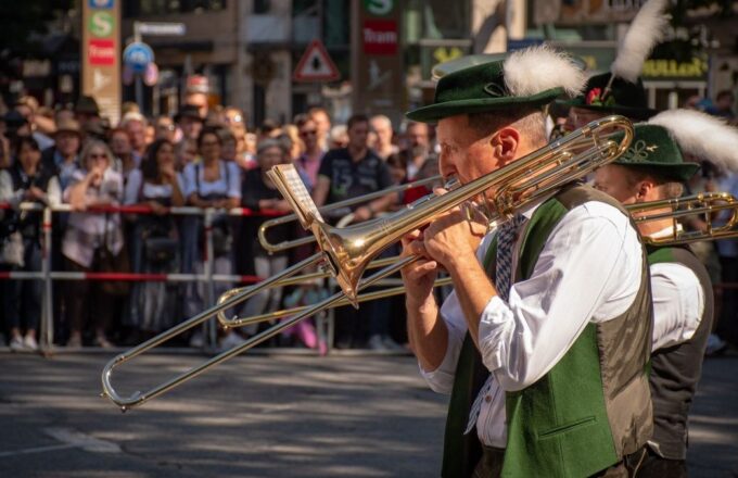Musiker in Tracht spielen Posaune bei einem Fest in Bayern