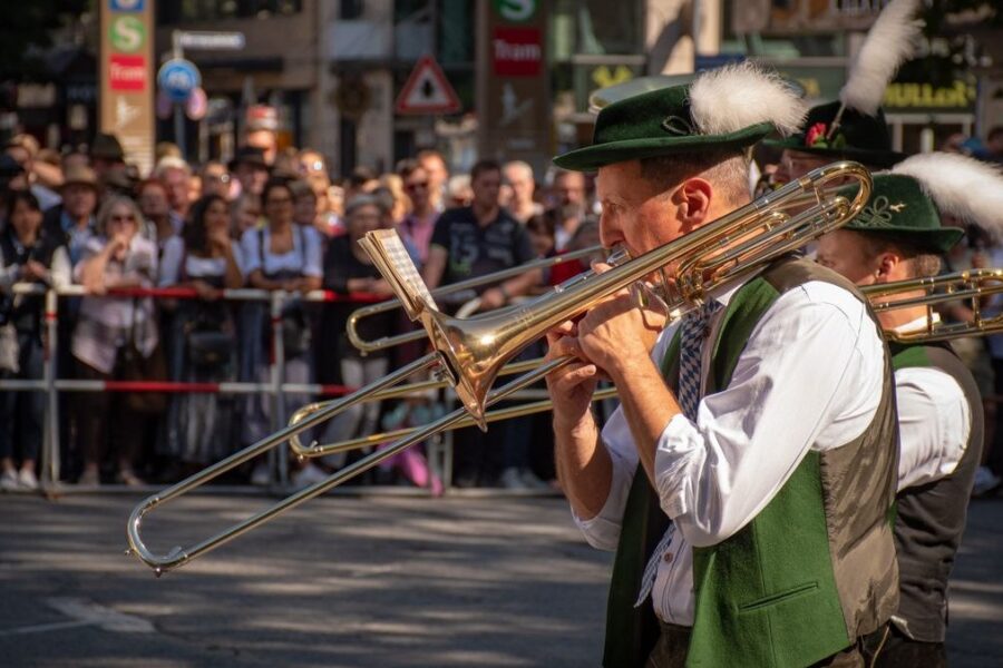 Musiker in Tracht spielen Posaune bei einem Fest in Bayern