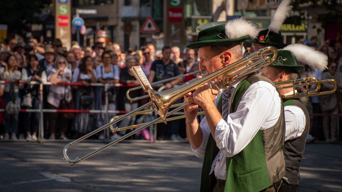 Musiker in Tracht spielen Posaune bei einem Fest in Bayern