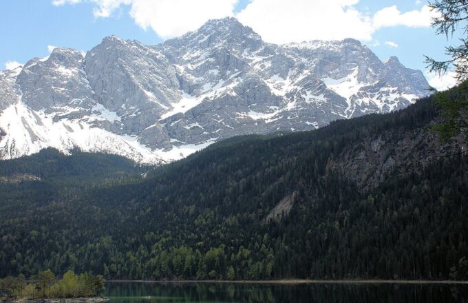 Eibsee mit Zugspitze im Hintergrund bei Garmisch-Partenkirchen