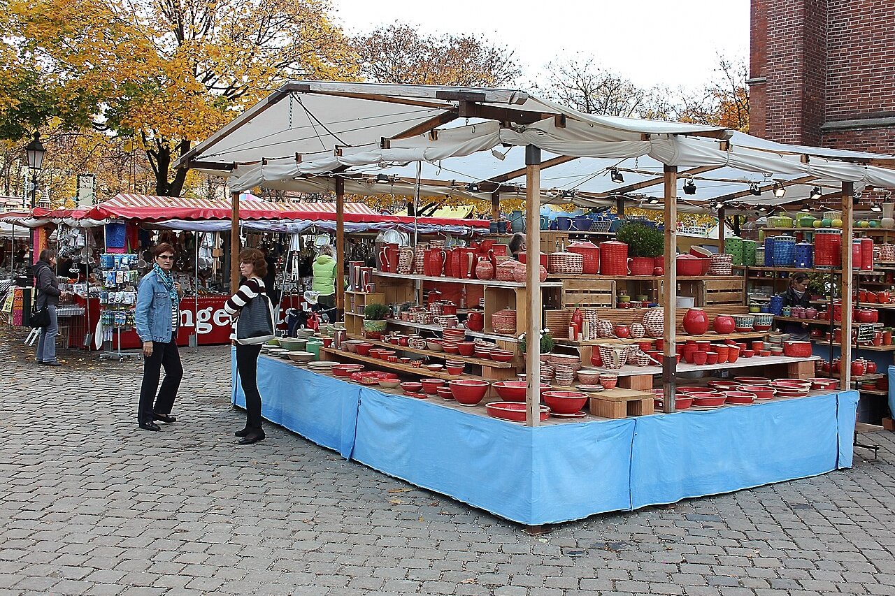 Geschirrstand mit roter Keramik auf der Kirchweihdult am Mariahilfplatz