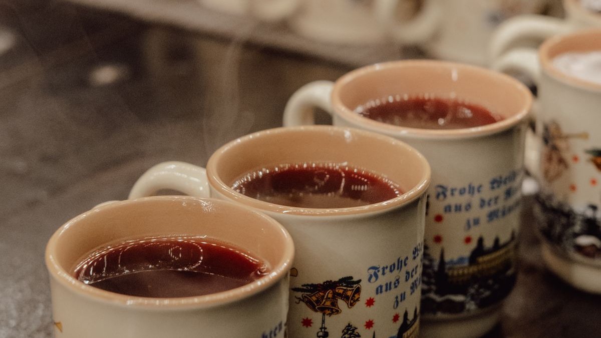 Weihnachtstassen mit Glühwein auf einem Münchner Christkindlmarkt