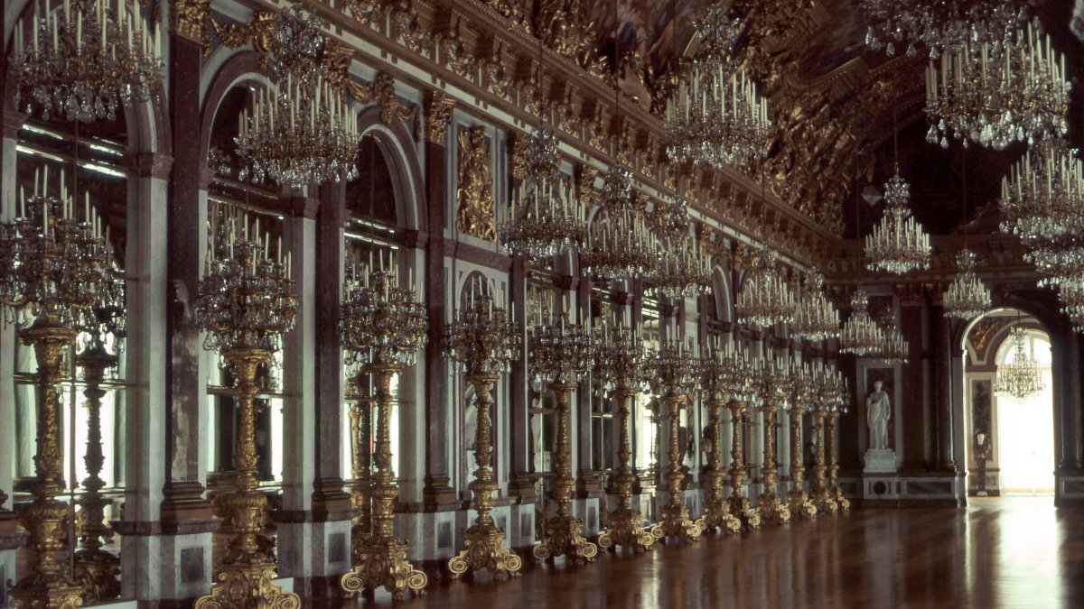 Spiegelgalerie im Neuen Schloss Herrenchiemsee mit Kronleuchtern