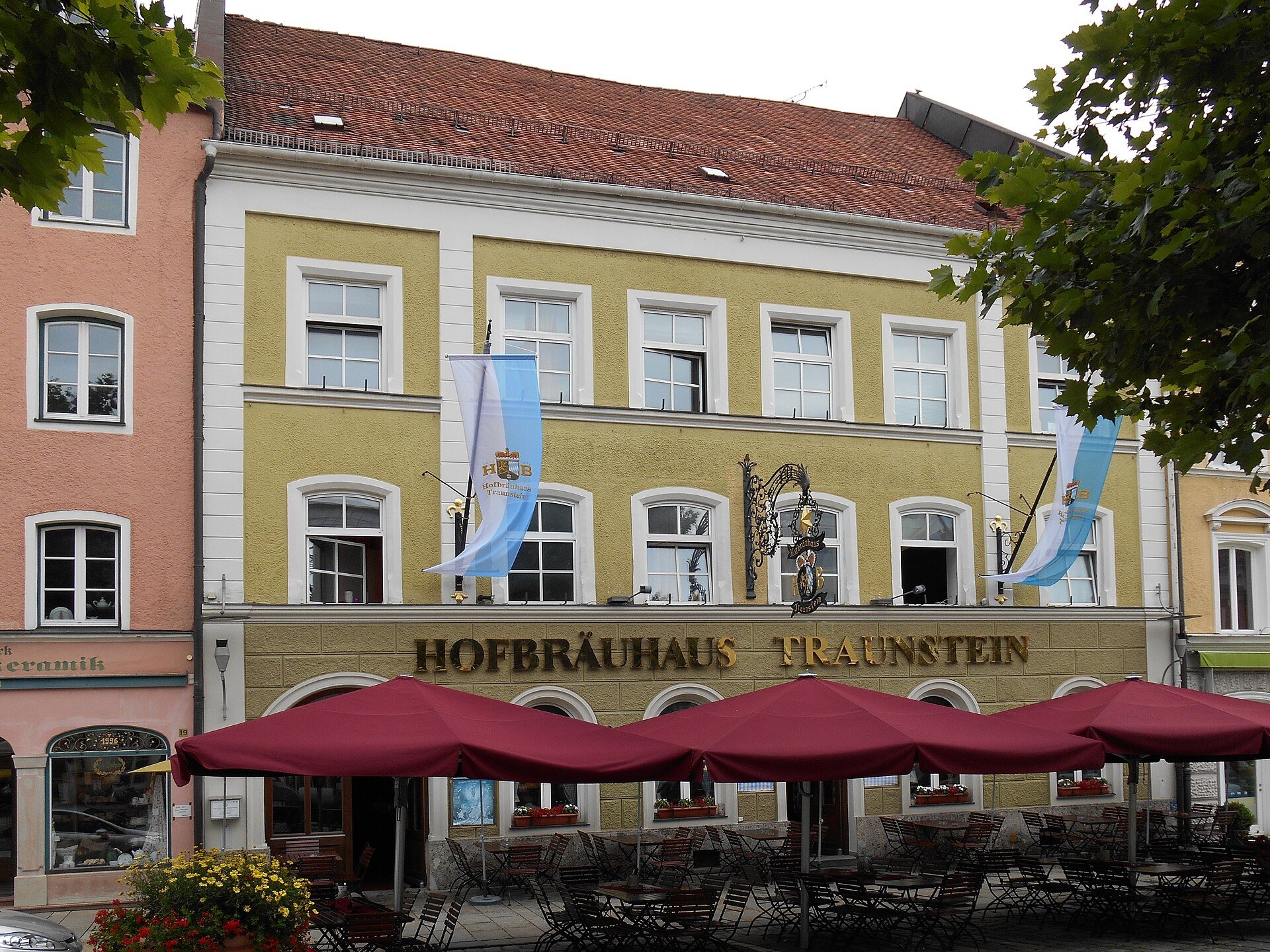 Fassade des Hofbräuhaus Traunstein am Stadtplatz