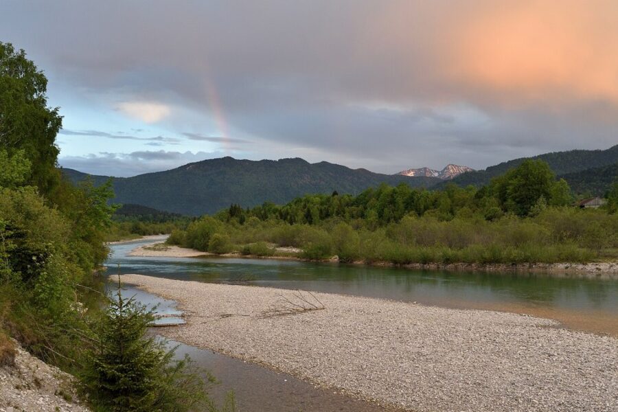 Isar mit Kiesbänken bei Lenggries