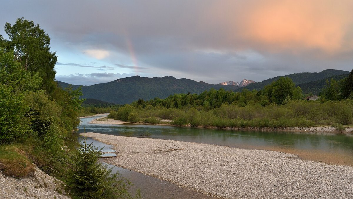 Isar mit Kiesbänken bei Lenggries