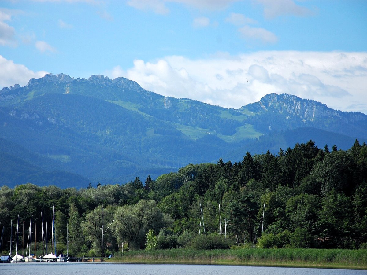 Kampenwand vom Hafen Prien-Stock am Chiemsee aus gesehen
