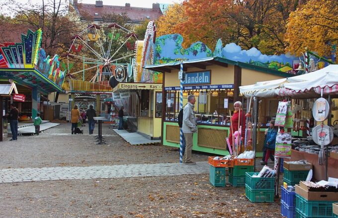 Kirchweihdult am Mariahilfplatz in München mit Riesenrad und Herbstlaub
