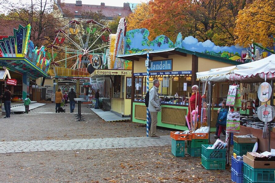 Kirchweihdult am Mariahilfplatz in München mit Riesenrad und Herbstlaub