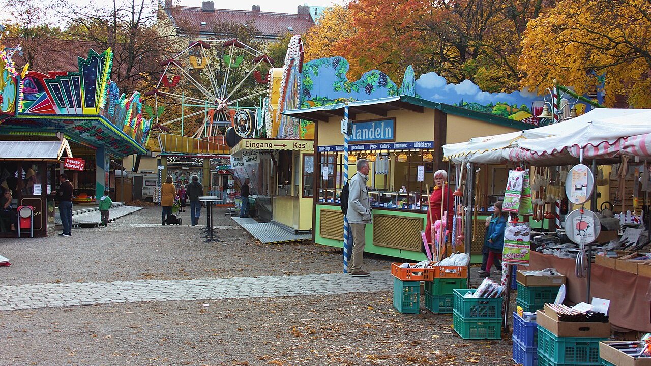 Kirchweihdult am Mariahilfplatz in München mit Riesenrad und Herbstlaub