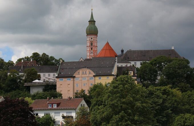 Kloster Andechs auf dem Heiligen Berg mit Zwiebelturm