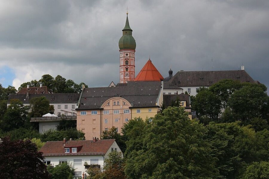Kloster Andechs auf dem Heiligen Berg mit Zwiebelturm