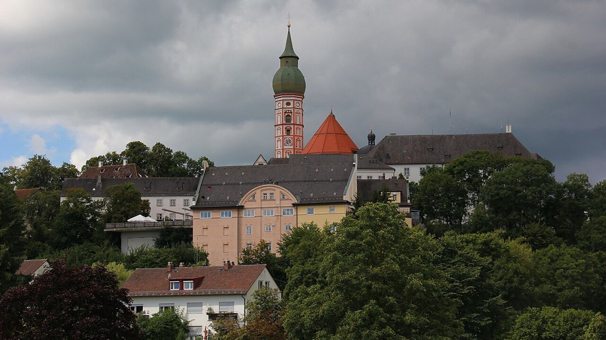 Kloster Andechs auf dem Heiligen Berg mit Zwiebelturm