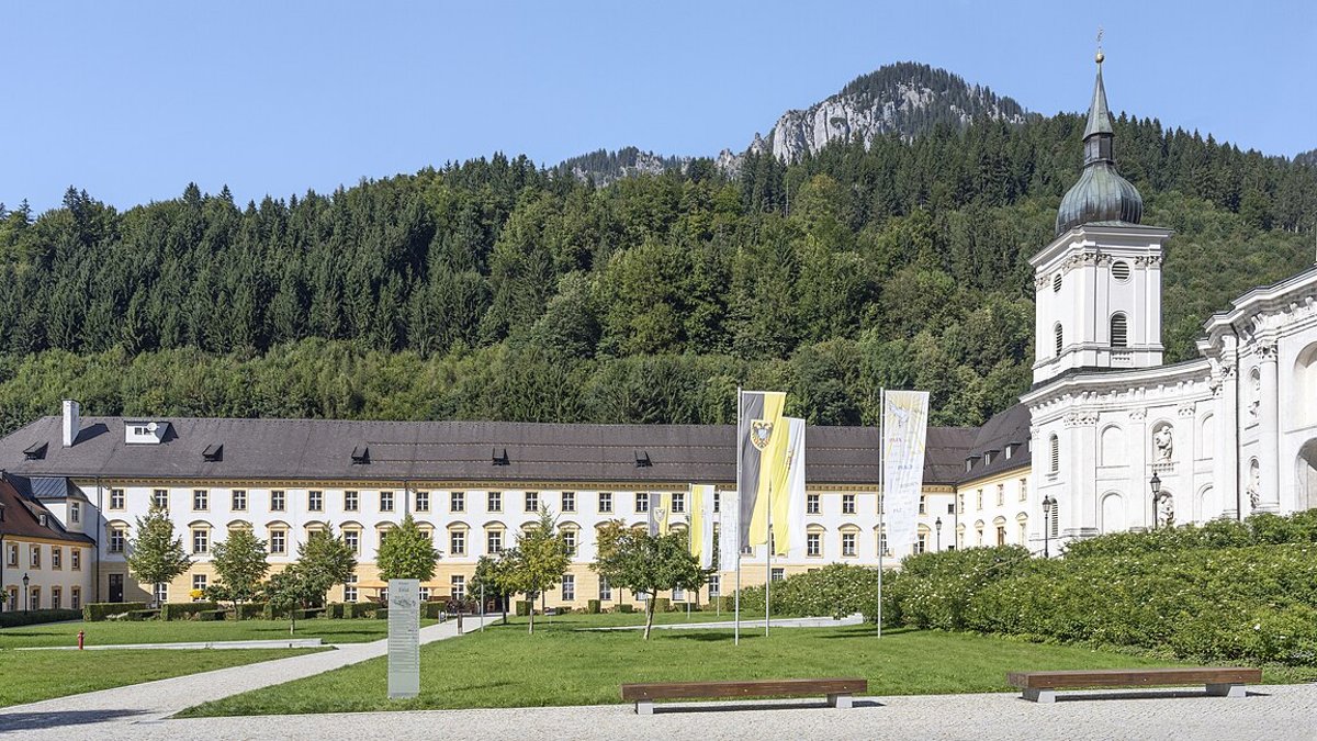 Kloster Ettal mit Basilika vor bewaldeten Bergen