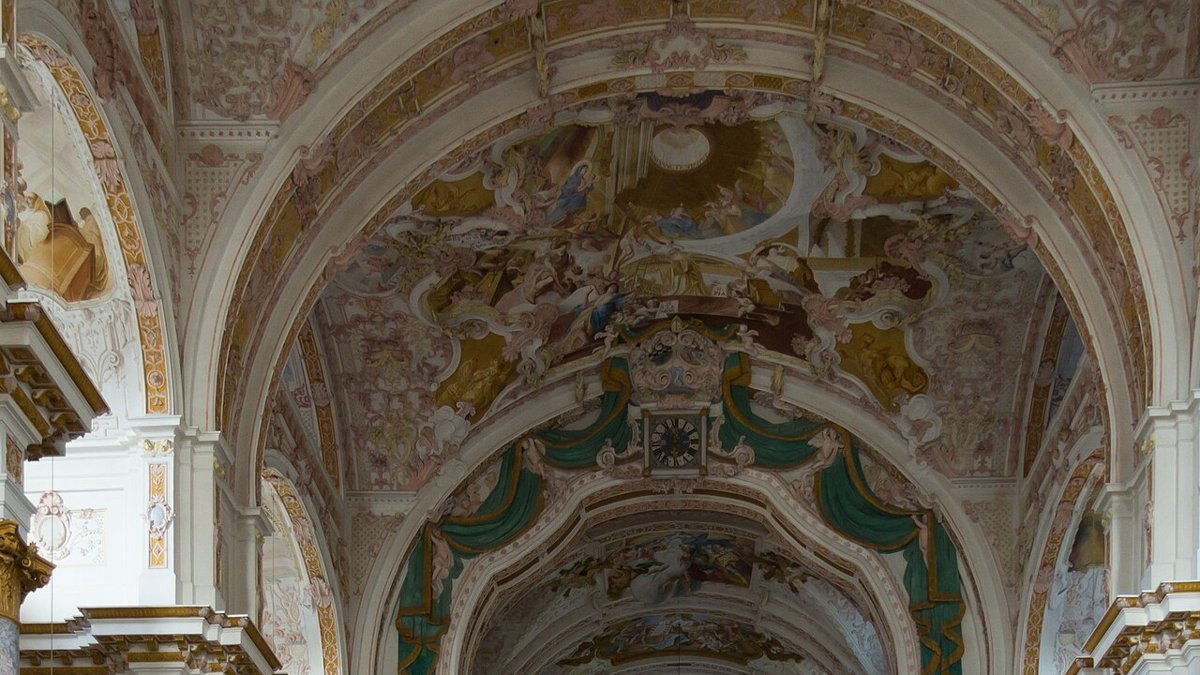Innenraum der barocken Klosterkirche Mariä Himmelfahrt in Fürstenfeld