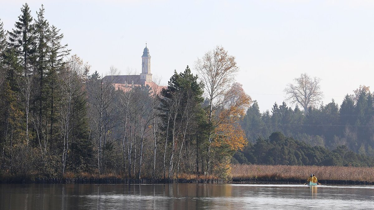 Kloster Reutberg über dem Kirchsee im Herbst