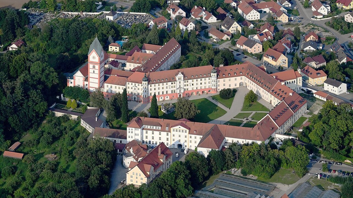 Luftbild der Benediktinerabtei Scheyern