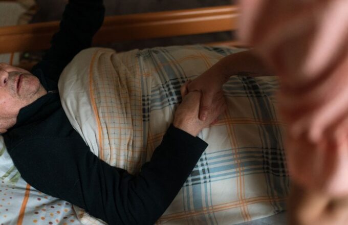Pflegekraft unterstützt eine ältere Frau zu Hause