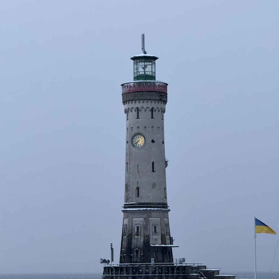 Leuchtturm im Lindauer Hafen an einem Wintertag