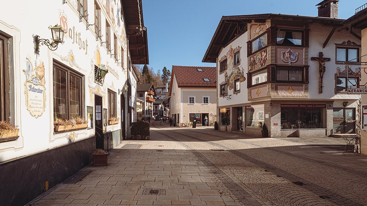 Historische Ludwigstraße in Partenkirchen mit bemalten Häusern