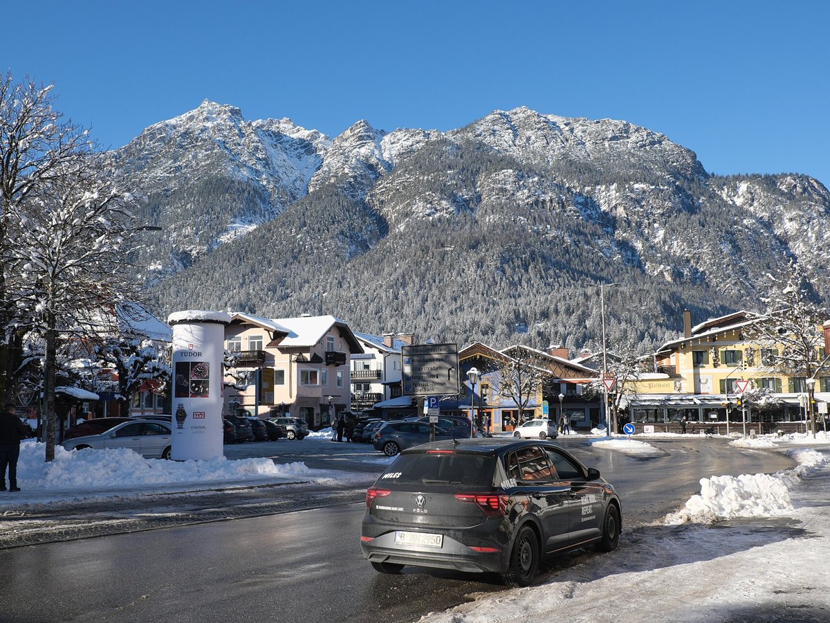 Marienplatz in Garmisch-Partenkirchen mit Blick auf die Häuser