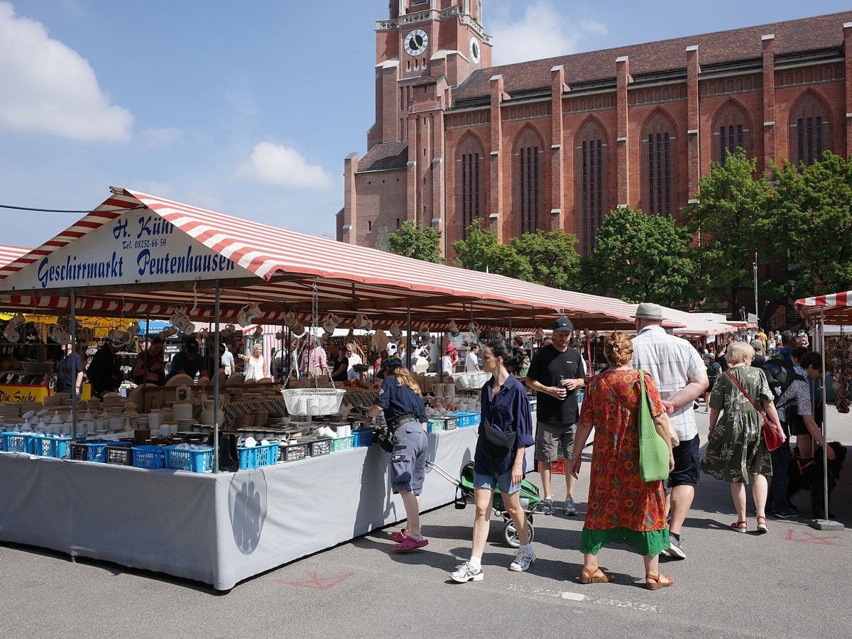 Marktstände auf einer Dult in München