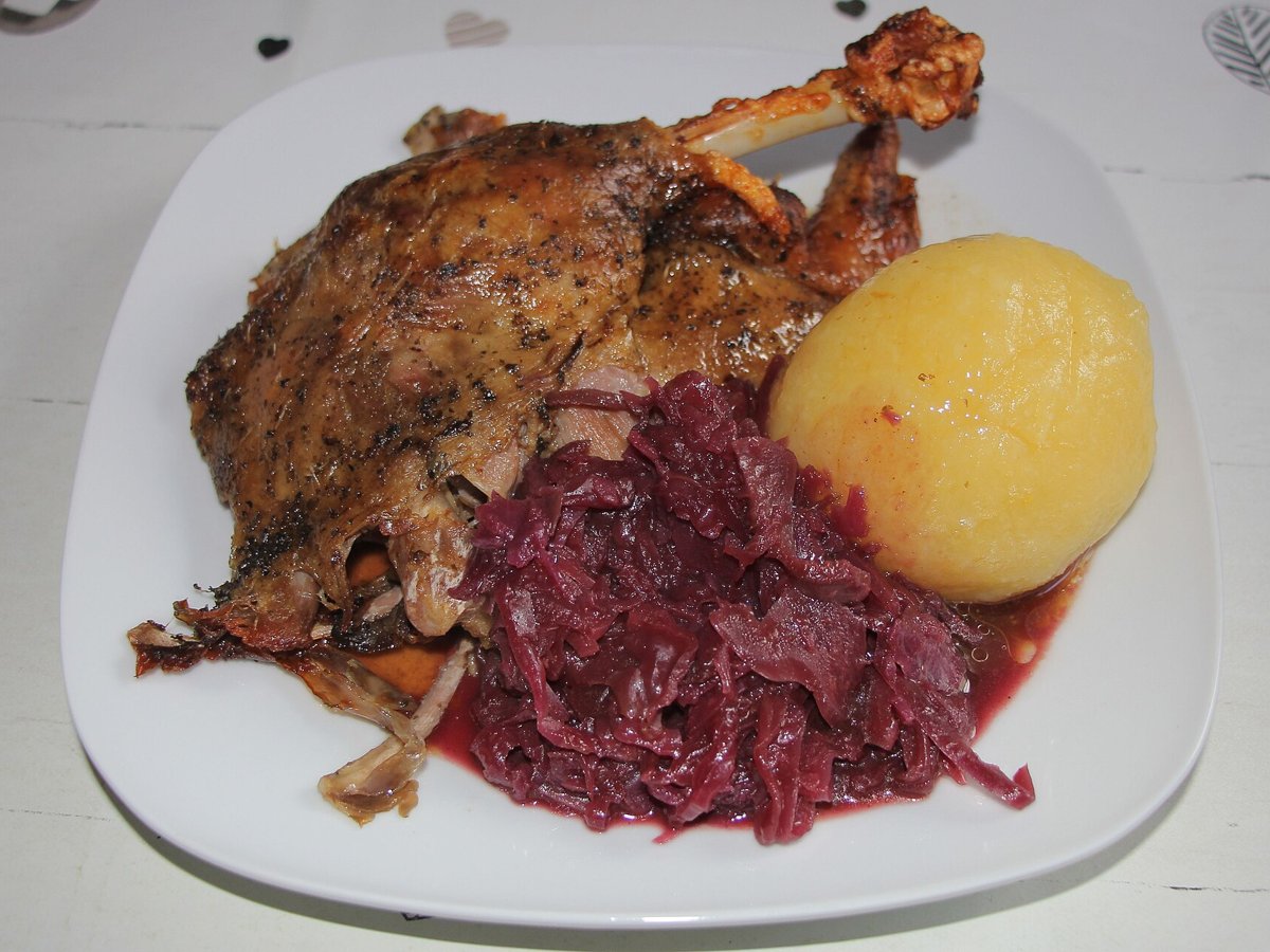 Gebratene Martinsgans mit Knödel und Blaukraut