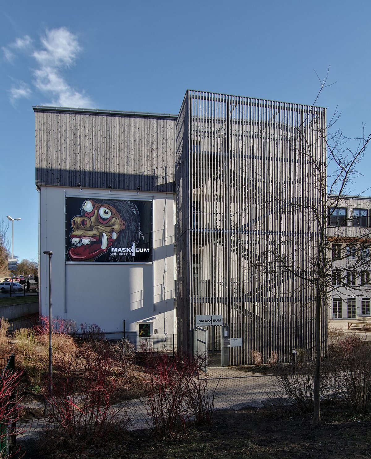 Gebäude des Maskeum in Kirchseeon mit großem Maskenplakat