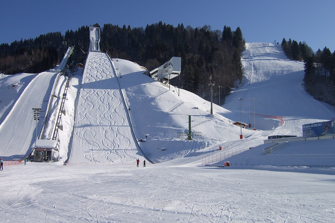 Große Olympiaschanze in Garmisch-Partenkirchen im Schnee