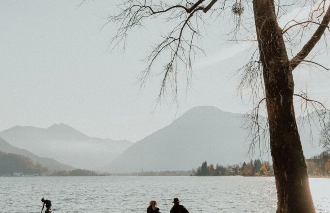 Paar auf einer Bank am Tegernsee im Herbst