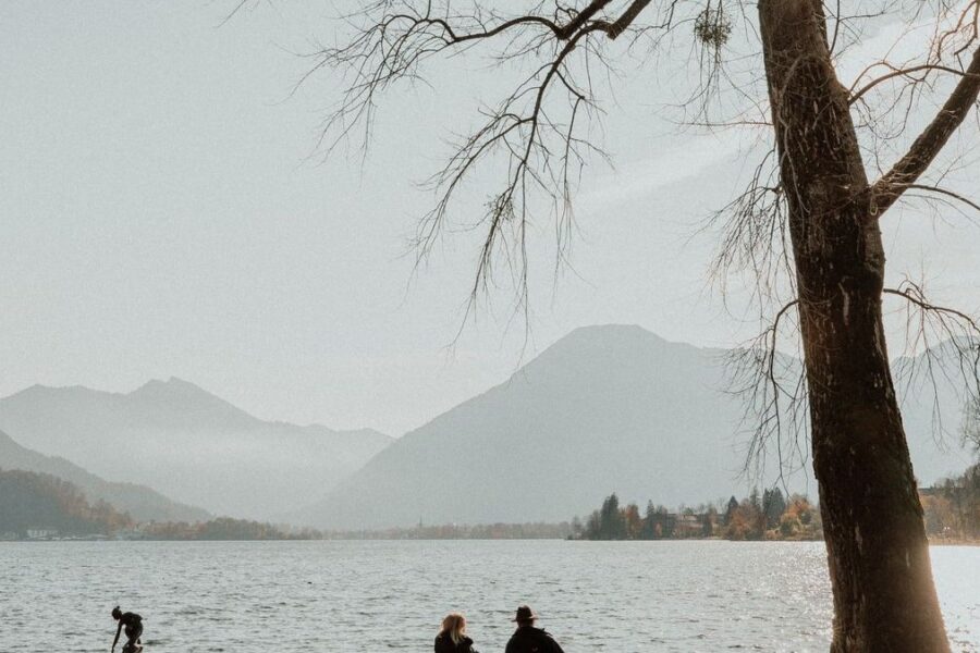 Paar auf einer Bank am Tegernsee im Herbst