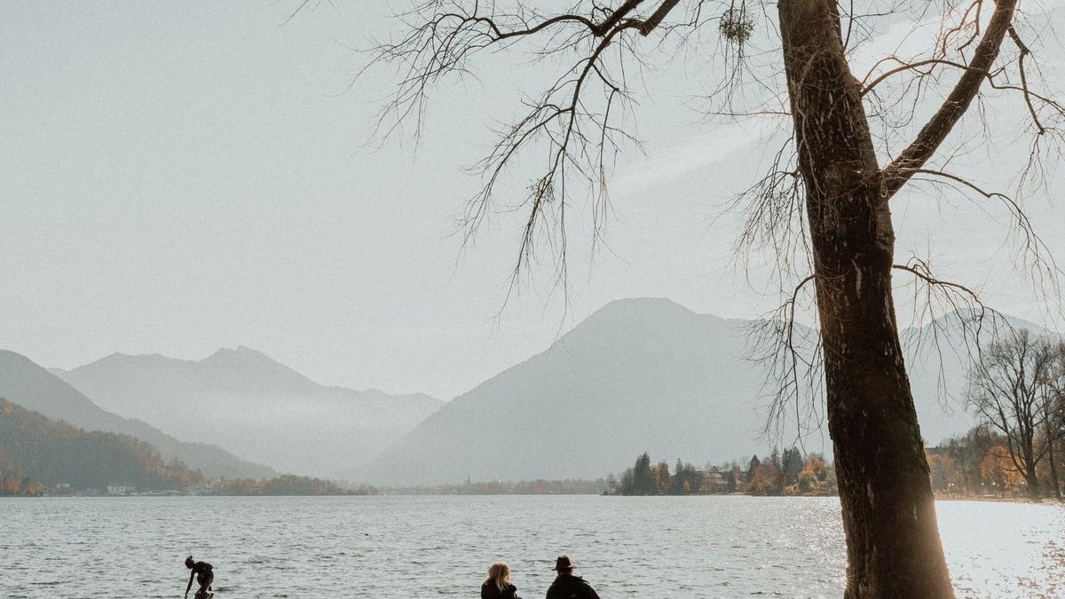 Paar auf einer Bank am Tegernsee im Herbst