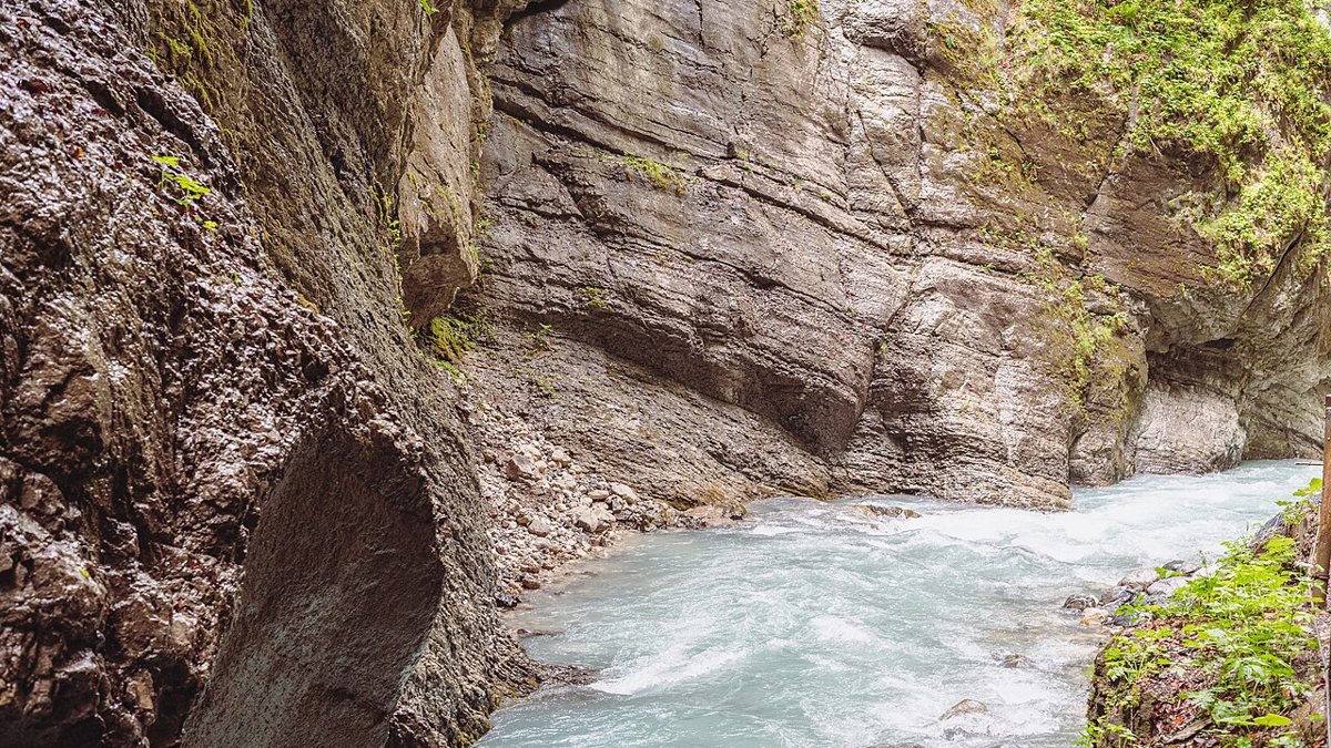 Partnach fließt durch die enge Felsschlucht der Partnachklamm