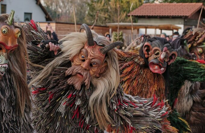 Perchten mit geschnitzten Holzmasken und Fellen beim Kirchseeoner Perchtenlauf