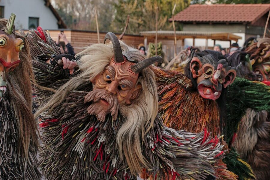 Perchten mit geschnitzten Holzmasken und Fellen beim Kirchseeoner Perchtenlauf